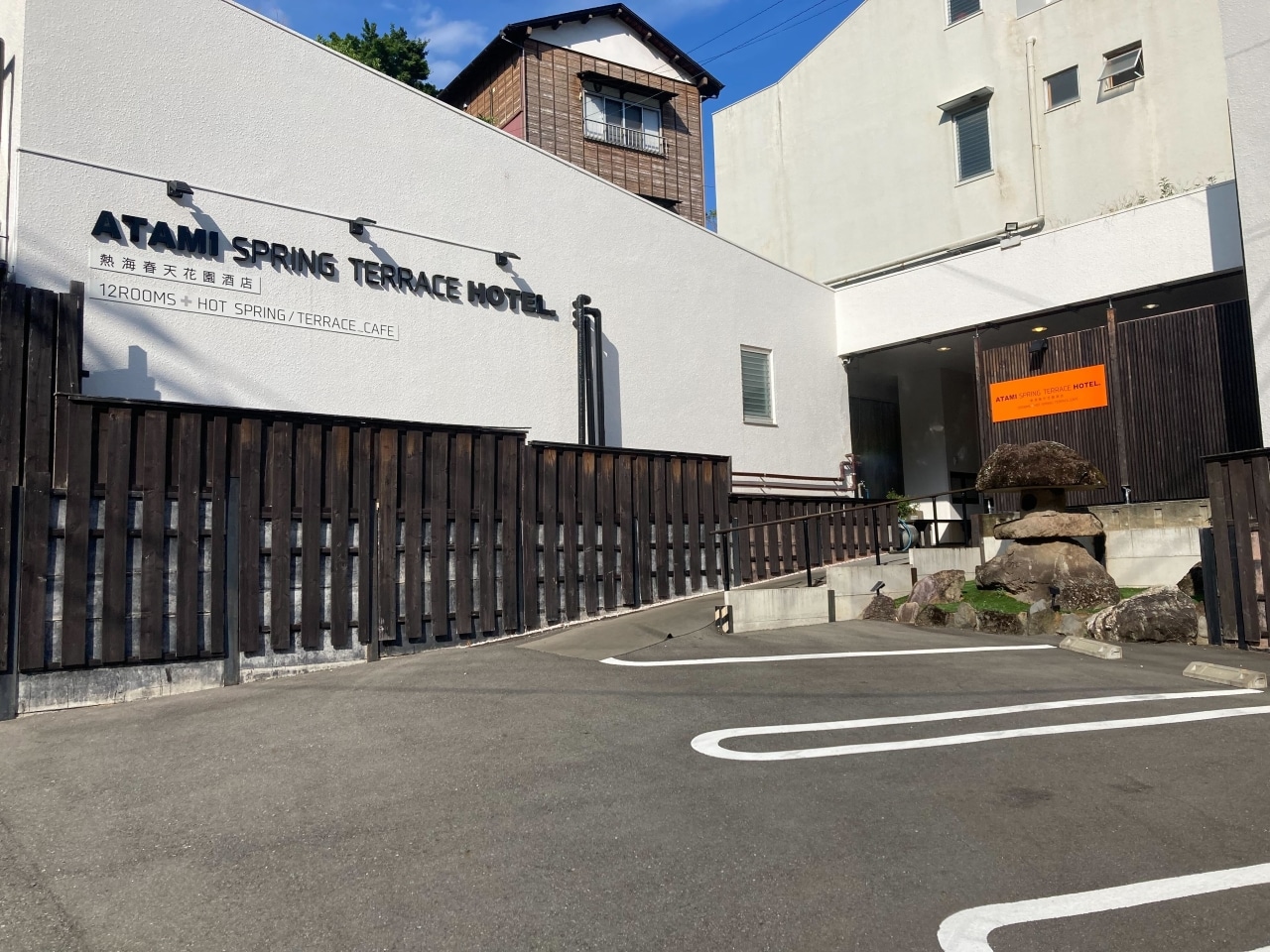 ホテル前駐車場